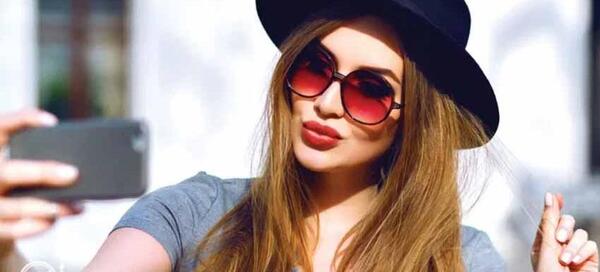 عکس ژست عکاسی دخترانه با عینک