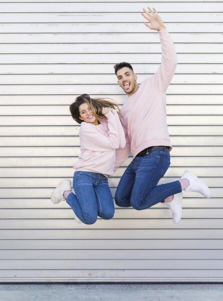 ژست عکس دونفره در فضای باز