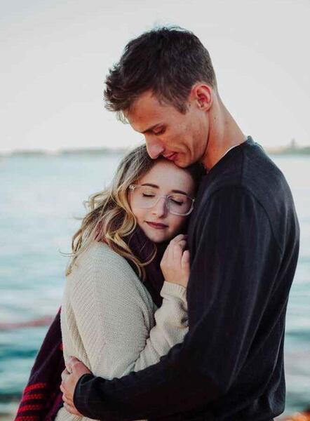 ژست عکس دونفره در فضای باز