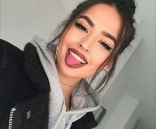 ژست عکس دخترانه لاکچری در خانه