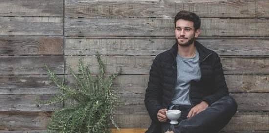 ژست عکس پسرانه روی صندلی