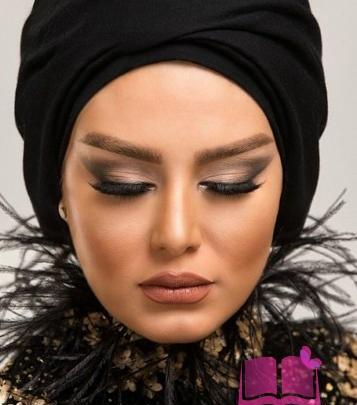 ژست عکس سلفی دخترانه تکی در خانه