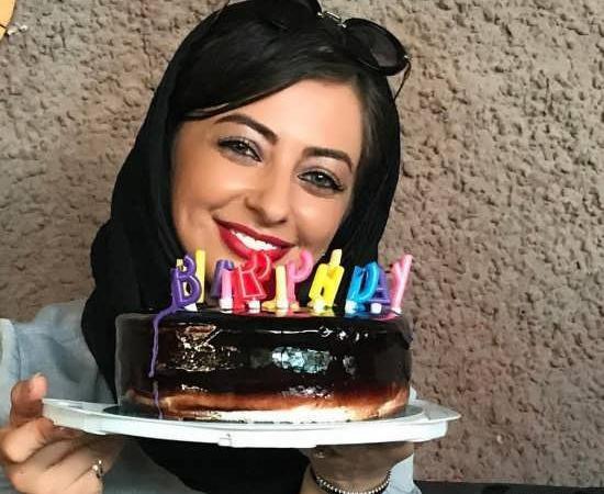 ژست عکس تولد نشسته