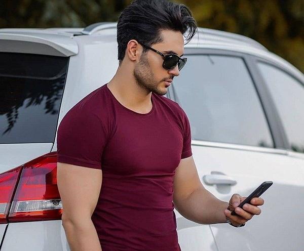 ژست عکس با عینک دودی پسرانه
