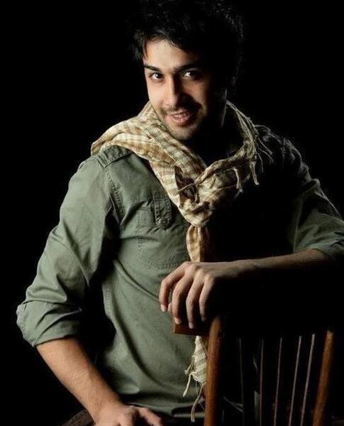 ژست عکس آتلیه ای پسرانه