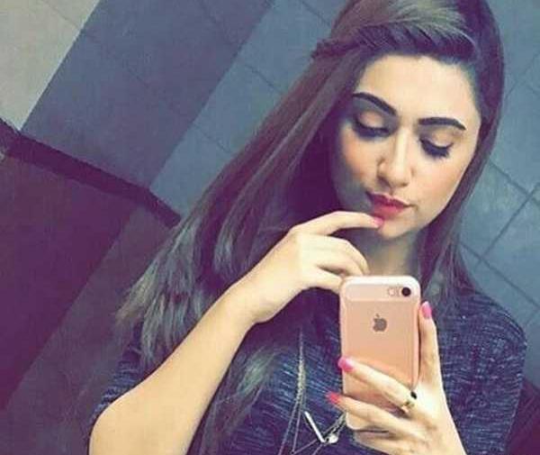ژست عکس گرفتن سلفی