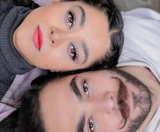 ژست عکس سلفی دونفره در خانه