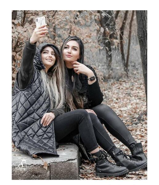 ژست عکس دونفره خواهرانه اسپرت