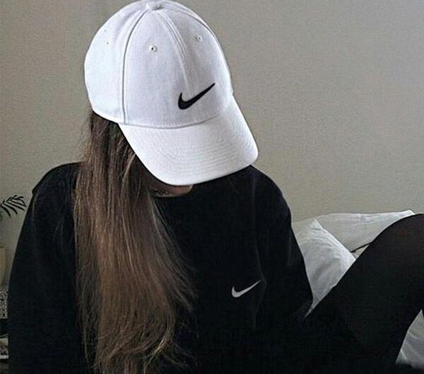 ژست عکس دخترانه با کلاه کپ