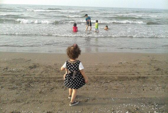 عکس نی نی لب دریا