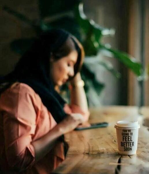 ژست عکس دخترانه در کافه