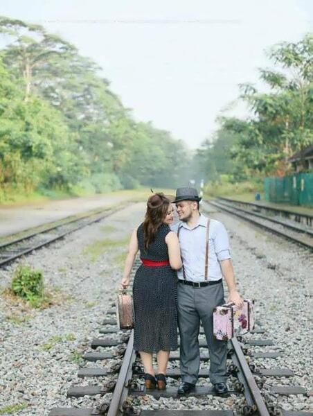 عکس ژست عکاسی تولد روی ریل قطار