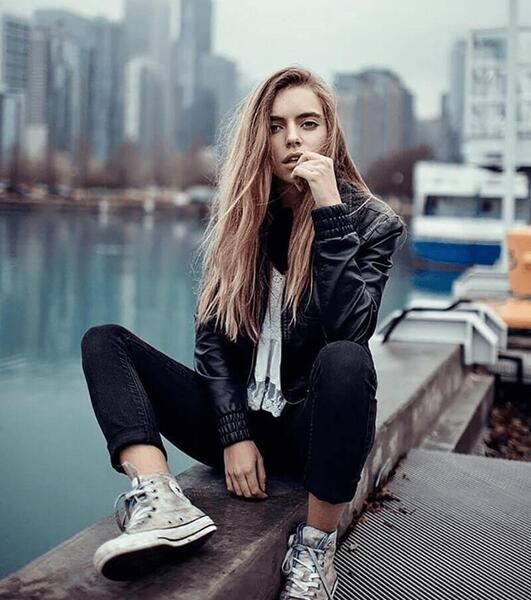 ژست عکس نشسته