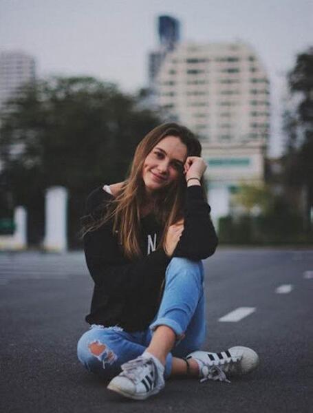 ژست عکس نشسته
