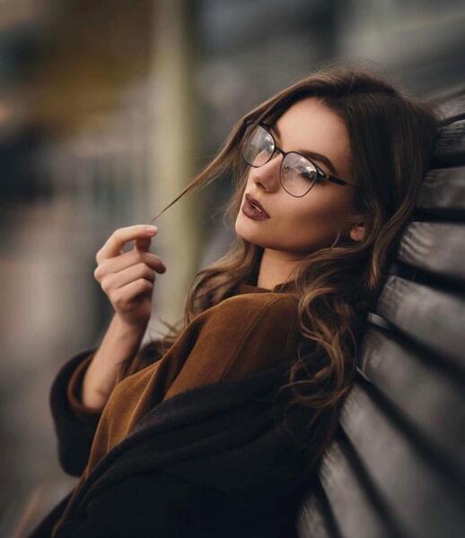 ژست عکس آتلیه ای دخترانه اسپرت