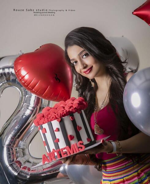 ژست عکس تولد بزرگسال در اتلیه