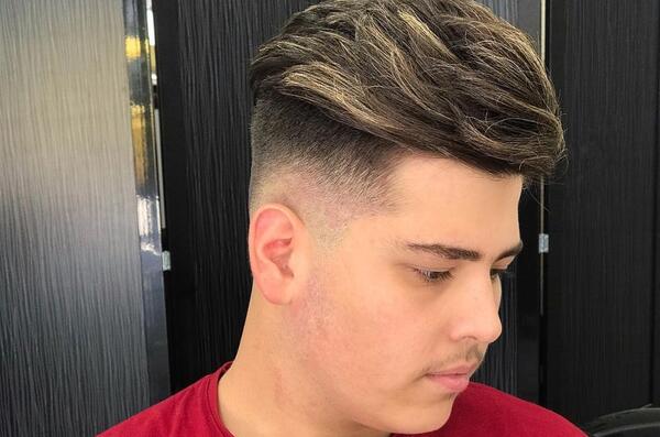 ژست عکس ارایشگری مردانه