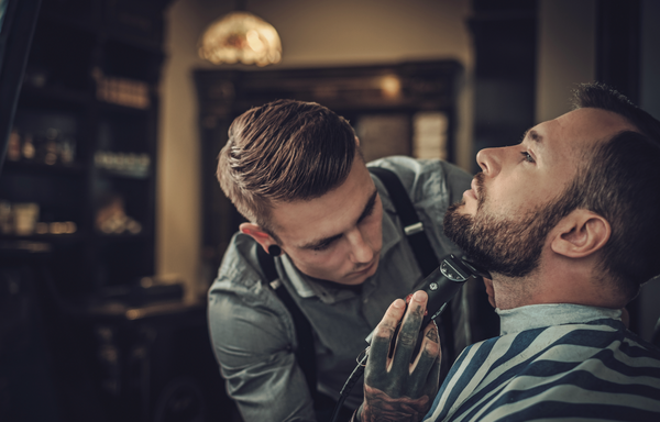 ژست عکس ارایشگری مردانه