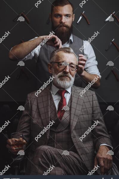 ژست عکس ارایشگری مردانه