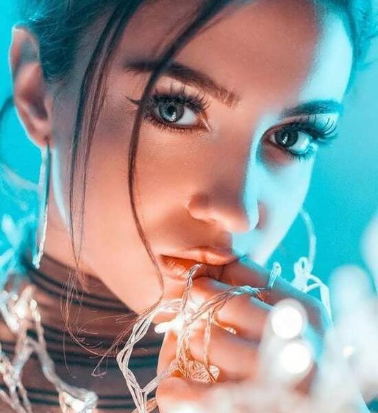 عکس ژست عکاسی دخترونه نصف صورت