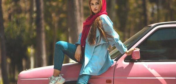 ژست عکس با ماشین کلاسیک