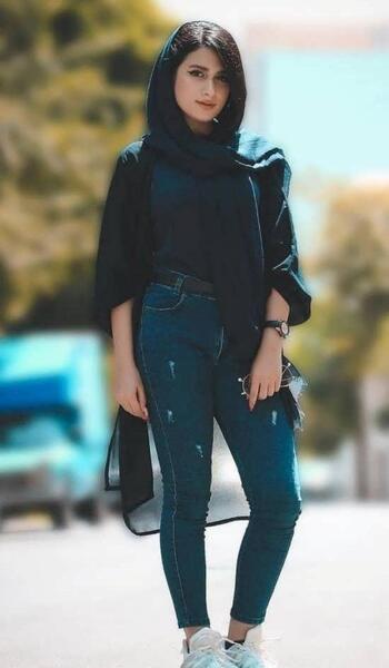 ژست عکس دخترانه ایستاده