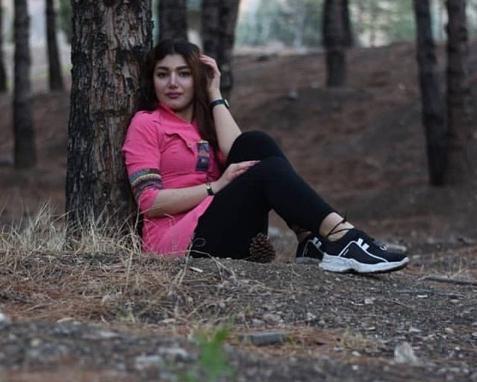 ژست عکس طبیعت دخترانه