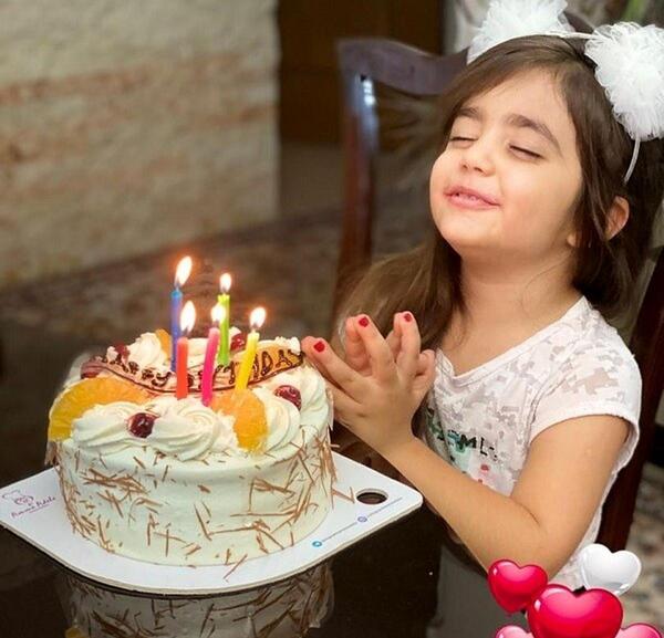 ژست عکس تولد خانوادگی در منزل