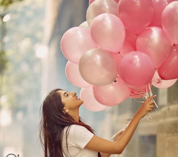 ژست عکس تولد ایستاده