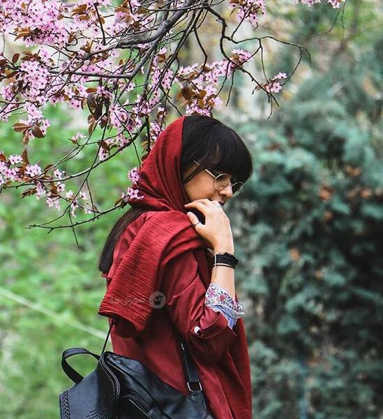 عکس ژست عکاسی دخترانه در طبیعت بهاری