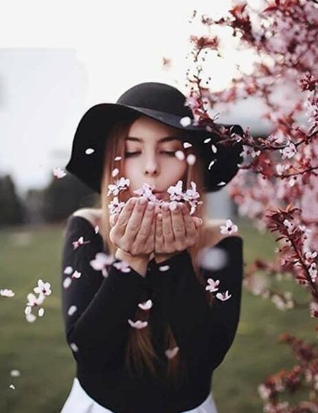 عکس ژست عکاسی دخترانه در طبیعت بهاری