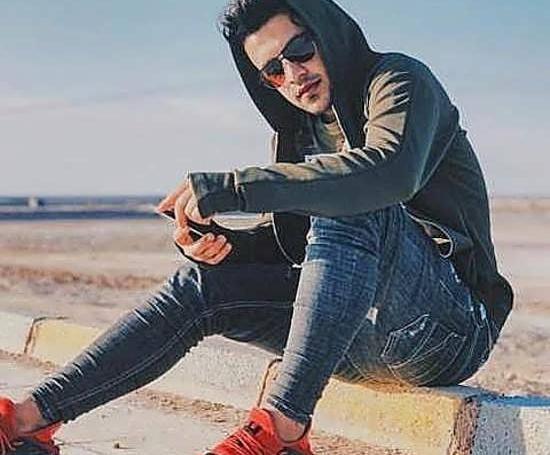 عکس ژست عکاسی پسرانه با هودی