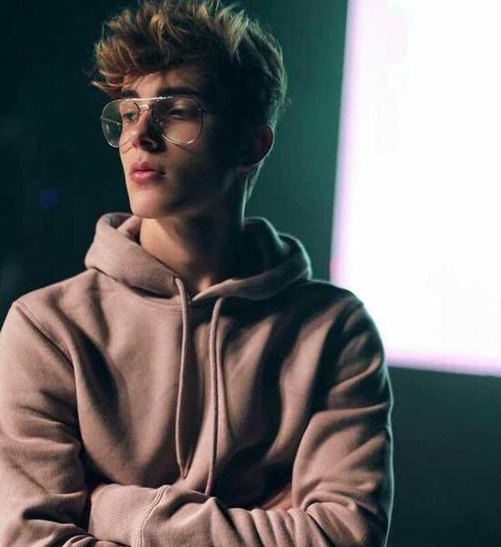 عکس ژست عکاسی پسرانه با هودی