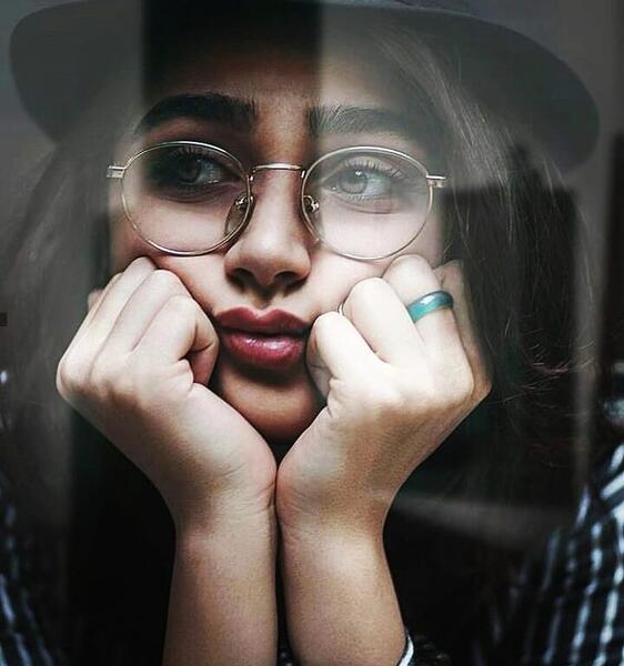 ژست عکس سلفی نیمرخ