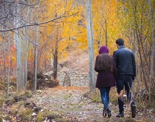 ژست عکس پاییزی دونفره سلفی