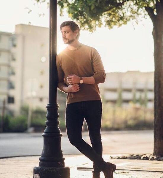اسپرت ژست عکس مردانه در فضای باز