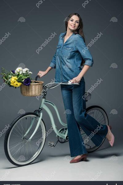 ژست عکس دخترانه با دوچرخه