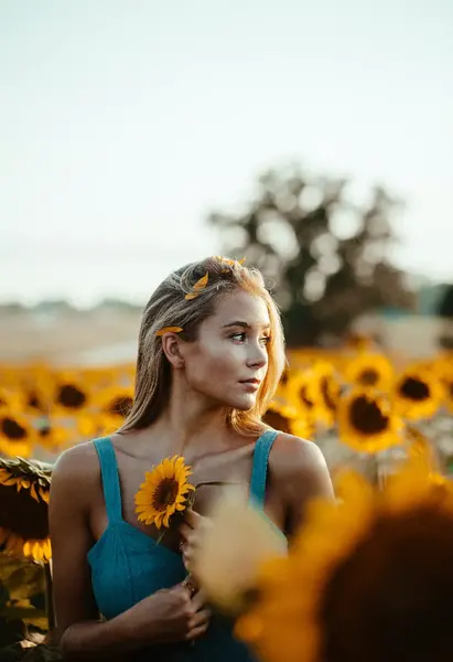 ژست عکس تولد با گل