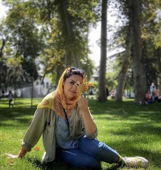 ژست عکس دخترانه در پارک
