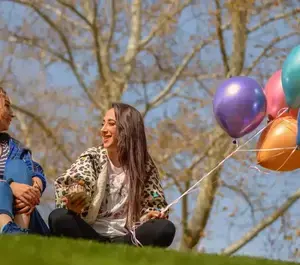 ژست عکس تولد دخترانه در پارک