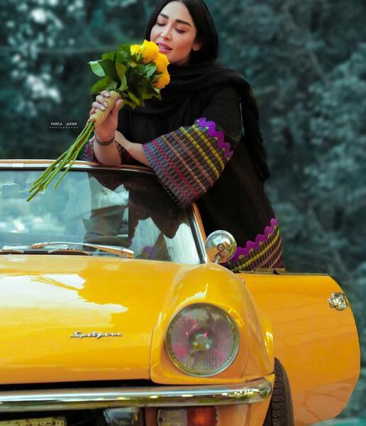 ژست عکس با ماشین قدیمی