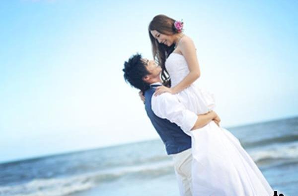 عکس ژست عروس و داماد کنار دریا