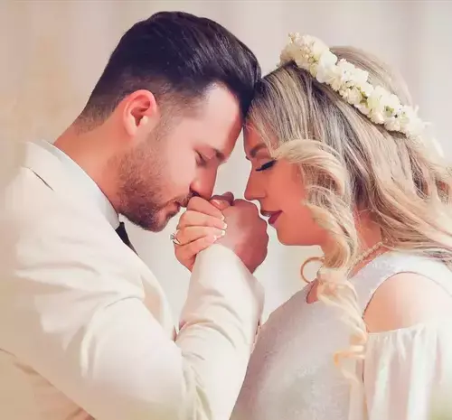 ژست عکس عروس و داماد در خانه