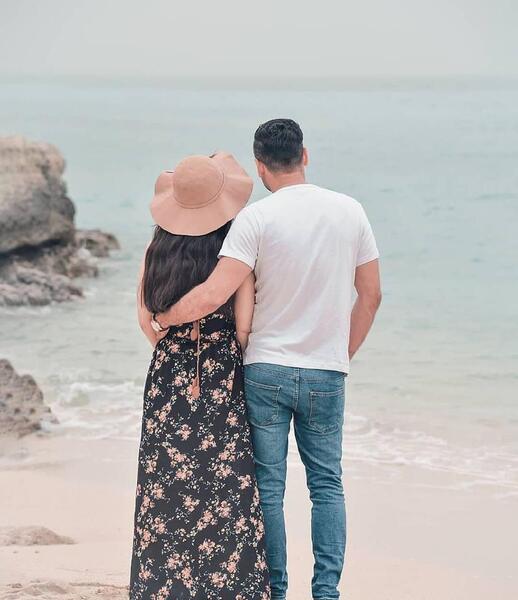 ژست عکس دونفره کنار ساحل