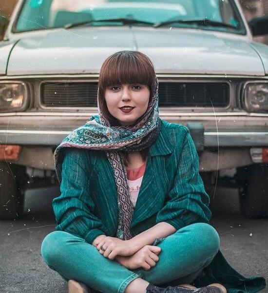 ژست عکس با ماشین دخترانه