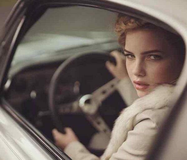 ژست عکس با ماشین دخترانه