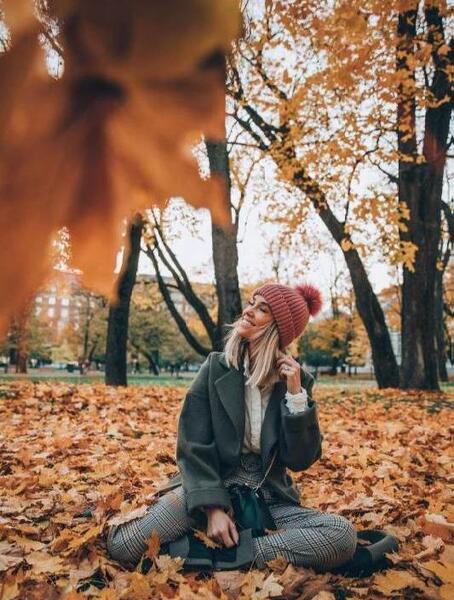 ژست عکس پاییزی با کلاه