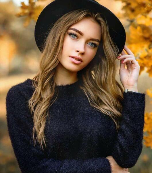 ژست عکس پاییزی با کلاه