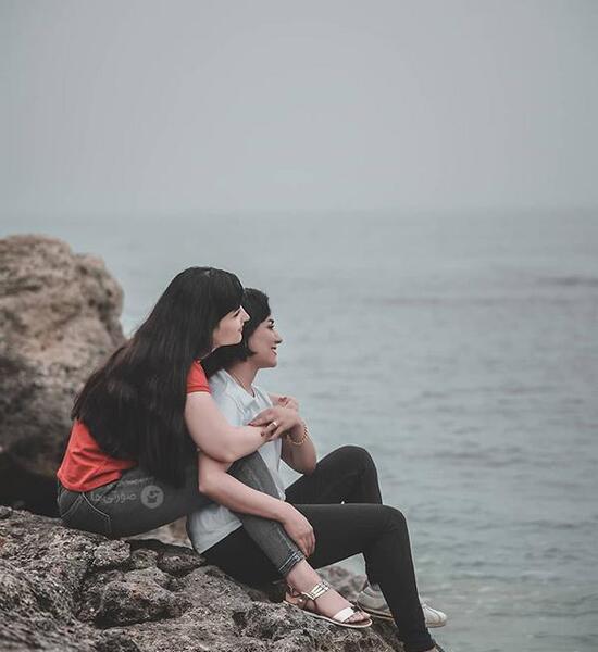 ژست عکس دونفره لب ساحل