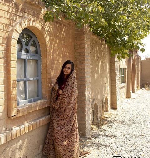 ژست عکس قدی دخترانه در خانه